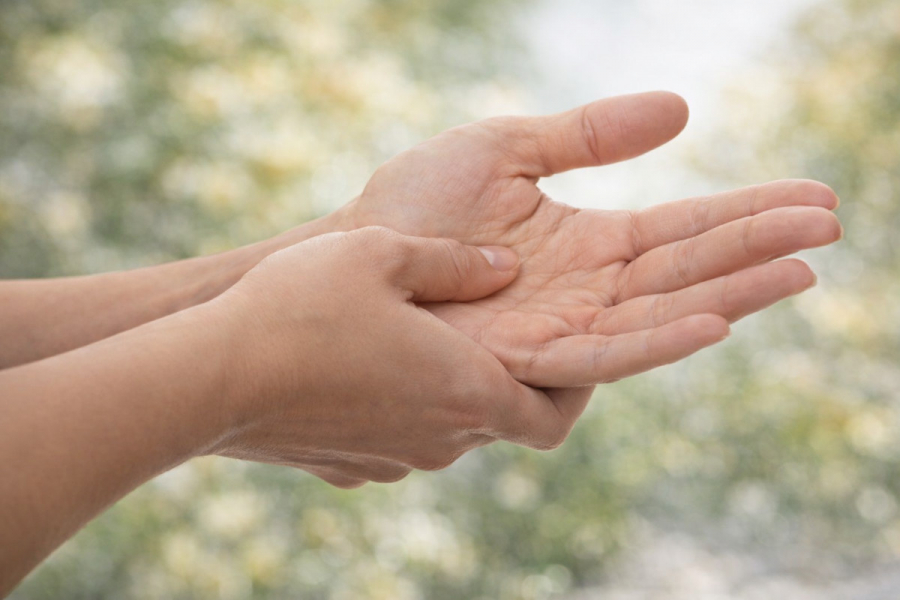 Що означає, коли свербить ліва долоня